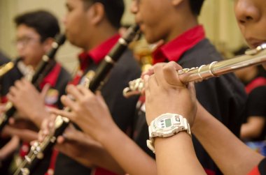 Kuala Lumpur, Malezya 12 Temmuz 2017: trompet ve flüt Orkestrası otel sahnede performans lise erkek grup