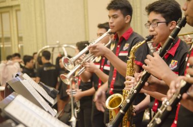 Kuala Lumpur, Malezya 12 Temmuz 2017: trompet ve flüt Orkestrası otel sahnede performans lise erkek grup