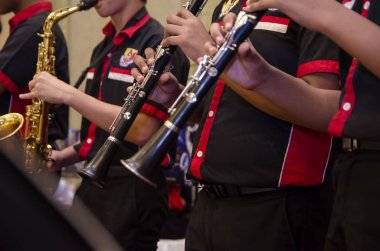 Kuala Lumpur, Malezya 12 Temmuz 2017: flüt, trompet ve saksafon orkestra grup gerçekleştirmek lise çocuk tarafından