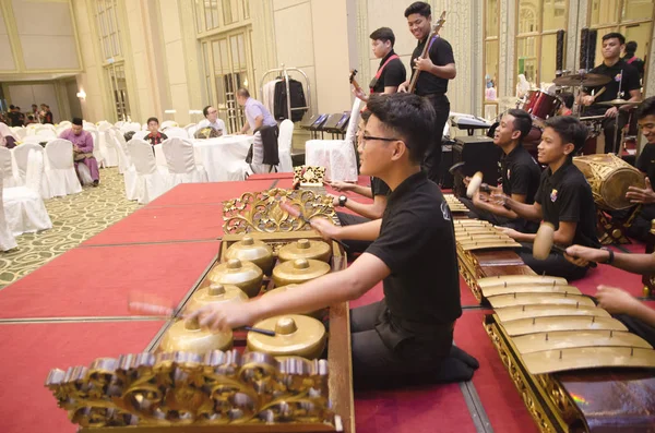 KUALA LUMPUR, MALASIA 12 JULIO 2017: Grupo de intérpretes malasios Gamelan Orchestra e instrumento de música moderna en el escenario del hotel —  Fotos de Stock