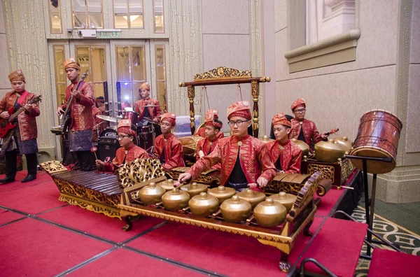 KUALA LUMPUR, MALAYSIA 12 HAZİRAN 2017: Gamelan Orkestrası ve modern müzik enstrümanı eşliğinde şarkı söyleyen Malezya grubu