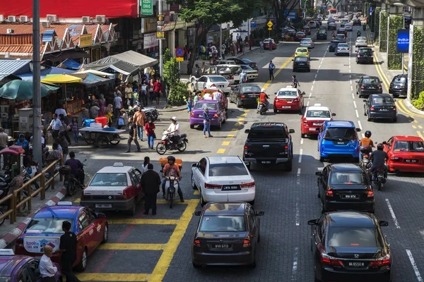 Kuala Lumpur, Malezya - 9 Nisan 2017: Hipodrom çevresindeki trafik Kuala Lumpur Şehir merkezinde de sabah