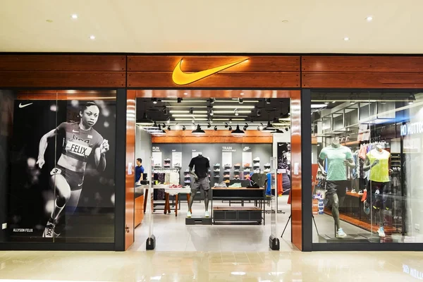 KUALA LUMPUR, MALAISIE - 9 AVRIL 2017 : NIKE propose une large gamme d'équipements et de vêtements de sport — Photo