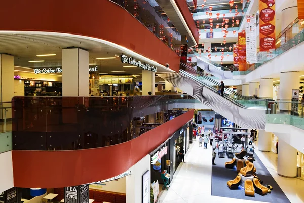 KUALA LUMPUR, MALASIA - 9 DE ABRIL DE 2017: La gente visita el centro comercial Sunway Putra, ubicado en el distrito central de negocios de Kuala Lumpur — Foto de Stock