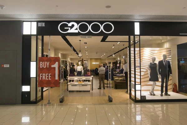 KUALA LUMPUR, MALASIA - 9 DE ABRIL DE 2017: G2000 es un minorista internacional de ropa de Hong Kong con puntos de venta en Malasia — Foto de Stock