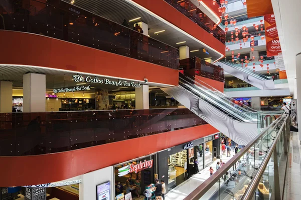 KUALA LUMPUR, MALASIA - 9 DE ABRIL DE 2017: La gente visita el centro comercial Sunway Putra, ubicado en el distrito central de negocios de Kuala Lumpur — Foto de Stock