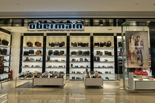 KUALA LUMPUR, MALASIA - 9 DE ABRIL DE 2017: Los puntos de venta OBERMAIN en Malasia son originarios de Alemania y ofrecen calzado elegante y cómodo, incluidos accesorios para hombres — Foto de Stock