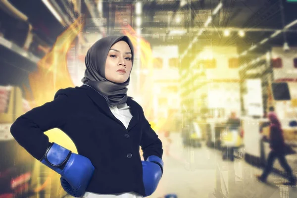 Udany i agresywne Muzułmanka młodych przedsiębiorców z rękawic bokserskich nad streszczenie podwójnej ekspozycji tła — Zdjęcie stockowe