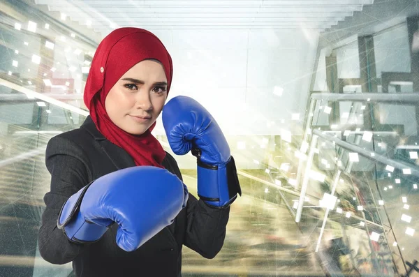 Framgångsrika och aggressiva unga muslimah affärskvinnor med boxning handske över abstrakta dubbel exponering bakgrund — Stockfoto