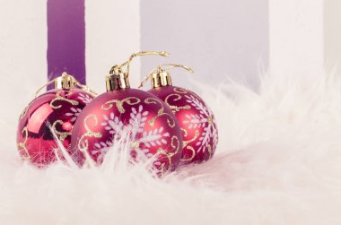  Kabarık beyaz mat kırmızı süsleme top ile Noel Festivali dekorasyon
