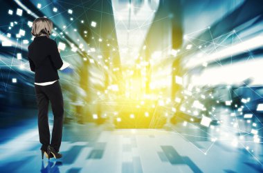 Genç profesyonel holding kitap ve onun geleceği ifade etmek için arka plan bakmak