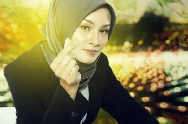 Succesvolle jonge muslimah zakenvrouwen over abstracte dubbele blootstelling achtergrond — Stockfoto