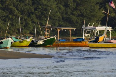 Güzel sahne, güze üzerinde demirleyen geleneksel balıkçı teknesi