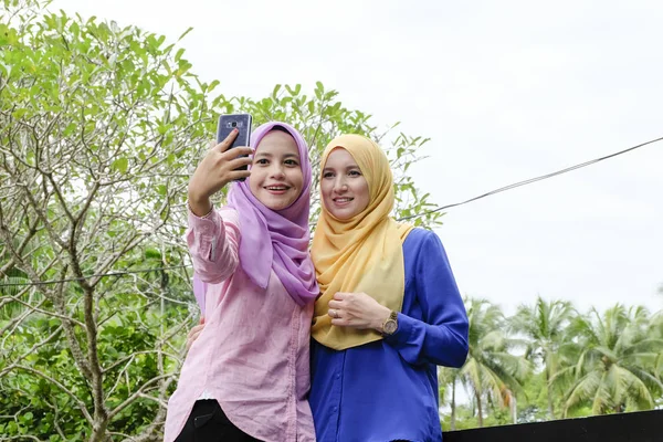 Feliz hermosa muslimah divertirse, pasar tiempo juntos y selfie —  Fotos de Stock