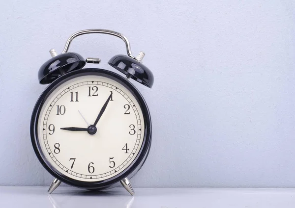 Primer plano reloj despertador vintage para el concepto de gestión del tiempo —  Fotos de Stock