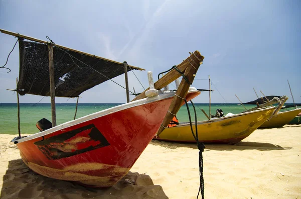 Cenário bonito, barco pescador tradicional ancorado sobre beauti — Fotografia de Stock