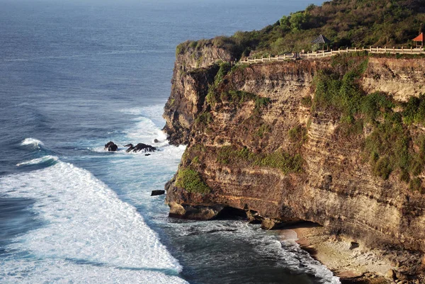 Hermosa naturaleza desde la cima del acantilado, choque de olas golpeando la orilla — Foto de Stock