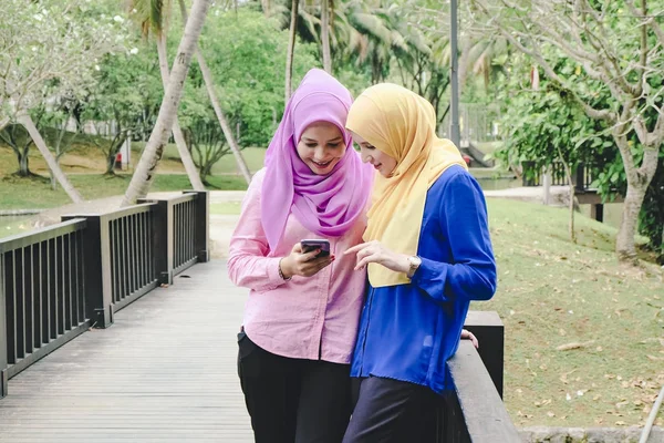 Muslimah divertirse, pasar tiempo juntos y hacer selfie en el parque de la ciudad —  Fotos de Stock
