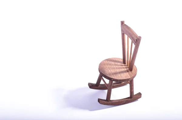 孤独感と mi を表現する木質系床のミニチュア椅子 — ストック写真