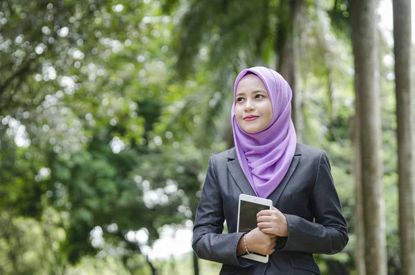 Portret van smilling jonge professionele muslimah zakenvrouw met een tablet — Stockfoto