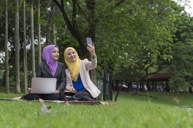 birlikte vakit geçirmek, eğleniyor ve selfie Şehir Parkı yapım muslimah