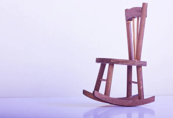 ミニチュア椅子木質系床の孤独感と誰か行方不明を表現するコンセプト — ストック写真