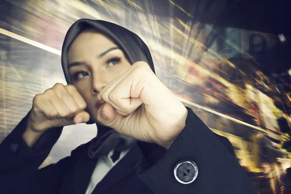 Framgångsrika och aggressiva unga muslimah affärskvinnor över abstrakta dubbel exponering bakgrund — Stockfoto