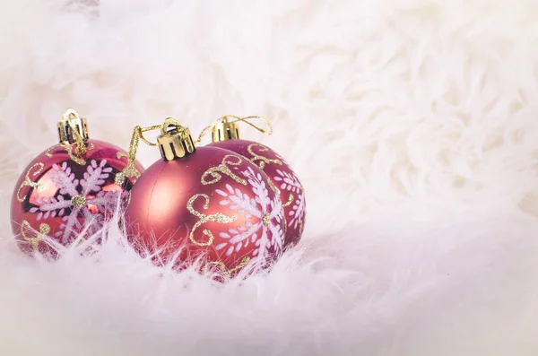 Decoración del festival de Navidad con bola de adorno rojo en estera blanca esponjosa — Foto de Stock
