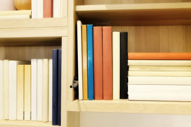 kitap yığın raf üzerinde çeşitli