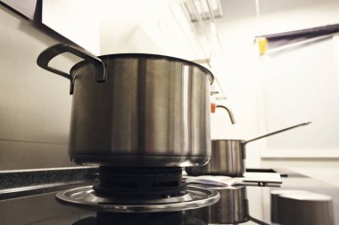 gaz sobası üzerinde boş paslanmaz çelik tencere