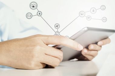 iletişim teknoloji kavramı, bir tablet üzerinde sembol ve beyaz baclground tutan el