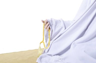 Resim kırpılmış, genç kadın giymek için dua ve boncuk tutan el şallar