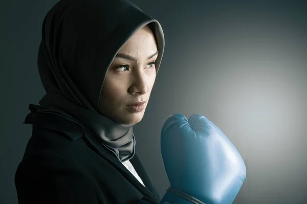 Retrato de expresión agresiva y confiada joven sonriente mujer profesional con guante de boxeo —  Fotos de Stock