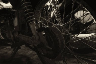 düşük ışık altında closeup arka plan, paslı eski motosiklet. gürültü, tahıl ve ışık efekti 