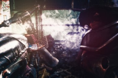 gürültü, tahıl ve duman etkisi ile düşük ışık altında closeup arka plan, paslı eski motosiklet 