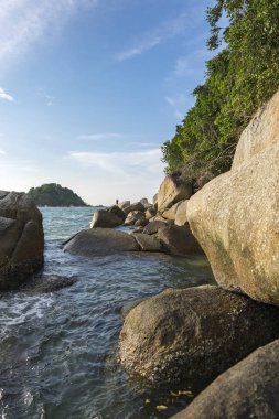Kristal berraklığında su turkuaz ve mavi gökyüzü ile tropik ada arka plan doğa güzelliği