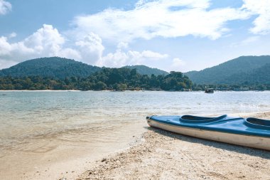 Kristal berraklığında su turkuaz ve mavi gökyüzü ile Malezya güzellik tropik ada arka plan doğada bulunan
