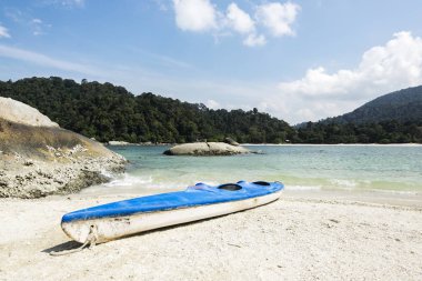 Kayık kum plajındaki, güneşli, bulutlu gökyüzü arka plan