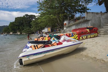 Pangkor Adası, Malezya - 17 Aralık 2017: jet ski görüntülü turist tarafından Kiralık kum plajındaki