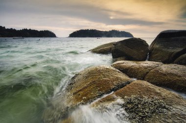 gün batımı, yumuşak dalga rock deniz kenarı isabet sırasında pastoral tropikal sahne