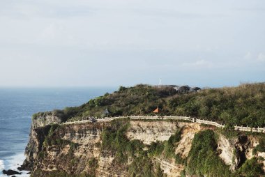Doğal peyzaj ve okyanus kayalık uçurum Bali, Endonezya Uluwatu Tapınağı yakınında muhteşem manzarası.