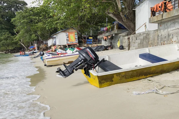 Pangkor Island Malaysia Dezember 2017 Boot Strandet Sandstrand Für Strandaktivitäten — Stockfoto