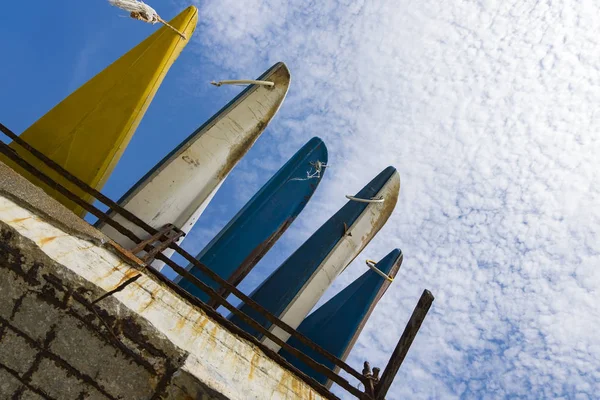 Satır Içi Mavi Sarı Kayaks Bulutlu Gökyüzü Arka Plan Üzerinde — Stok fotoğraf