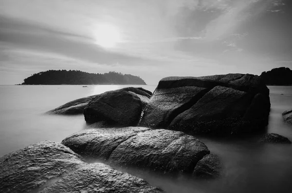 Imagen Blanco Negro Roca Costa Enfoque Suave Debido Larga Exposición — Foto de Stock