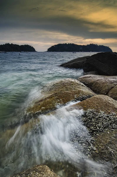 Ola Suave Golpeando Roca Playa Sobre Fondo Del Atardecer — Foto de Stock