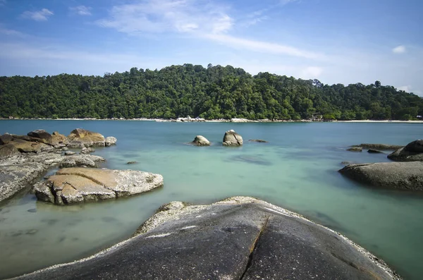 美丽的自然 热带岛屿 称为邦咯岛位于马来西亚 由于长时间曝光而引起的软聚焦 — 图库照片