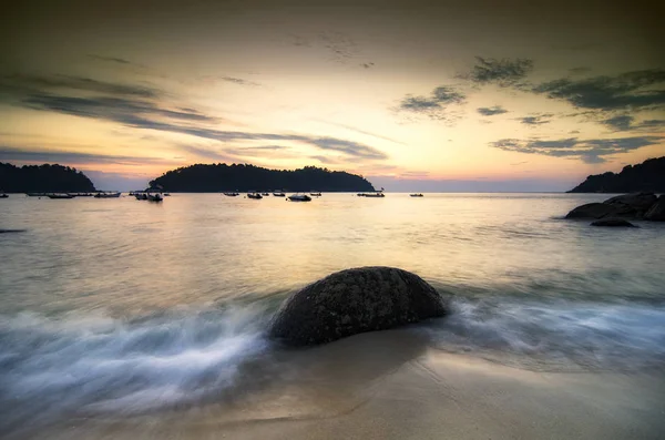 Imagen Fondo Ola Suave Golpeando Roca Playa Tropical Sobre Color — Foto de Stock