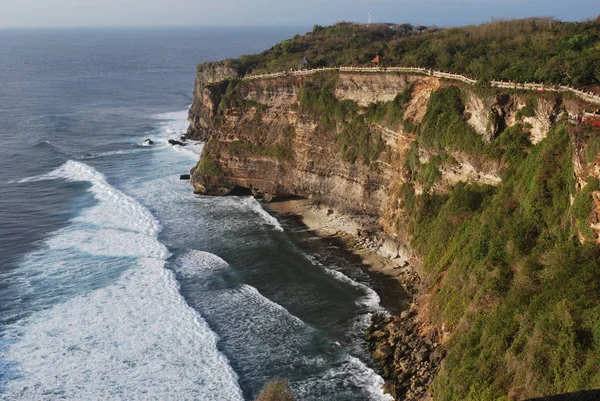 風光明媚な風景とインドネシア バリ島のウルワトゥ寺院の近く海岩の崖の素晴らしい景色 — ストック写真