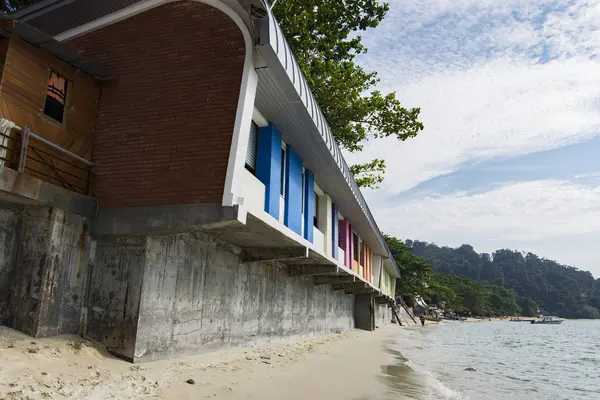 Malerischer Strand Mit Insel Booten Und Türkisfarbenem Meerwasser Gegen Den — Stockfoto