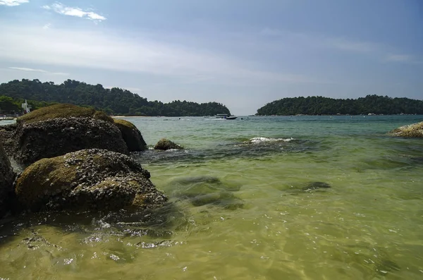 Идиллический тропический пейзаж острова с кристально чистой бирюзовой ватой — стоковое фото